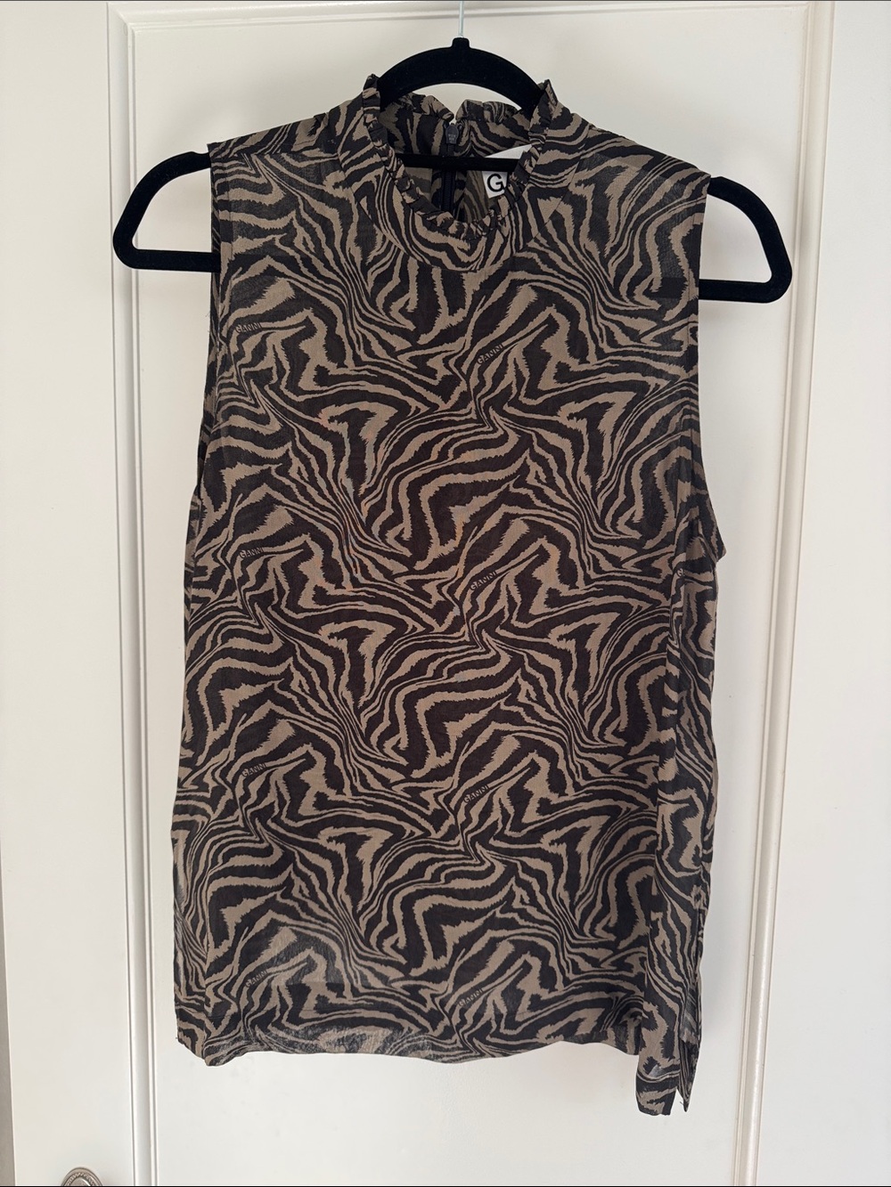 GANNI Printed sheer Sleeveless Top. Zebra Print
Style code family: BJ.A 1929